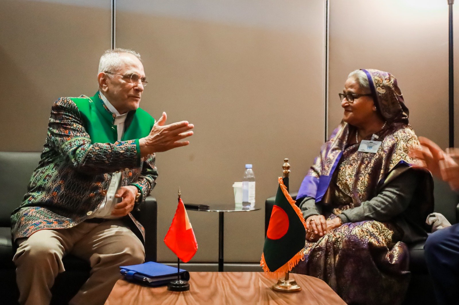 Sorumutuk ho Primeiru-Ministru Bangladesh, Sheikh Hasina, Politika Bangladesh sai Esperensia ba TL